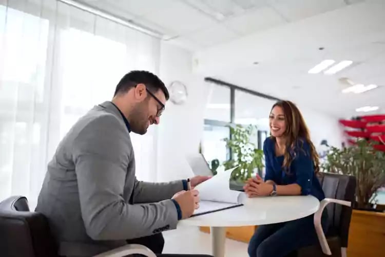 Enregistrez automatiquement les heures de travail et le temps passé à chaque endroit.